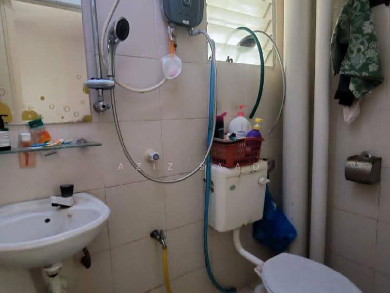 Apartment for Sale at Lakeview Apartments - Aziz Saad - Bathroom - PropertyGuru.com.my