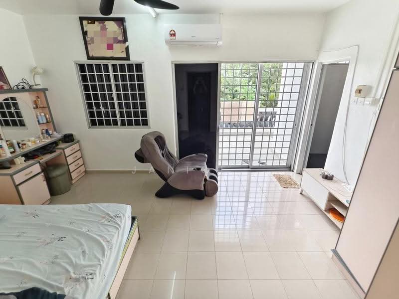 Rumah Teres 2-Tingkat untuk Dijual di Taman Ungku Tun Aminah (Skudai) - Janice . - Bedroom - PropertyGuru.com.my