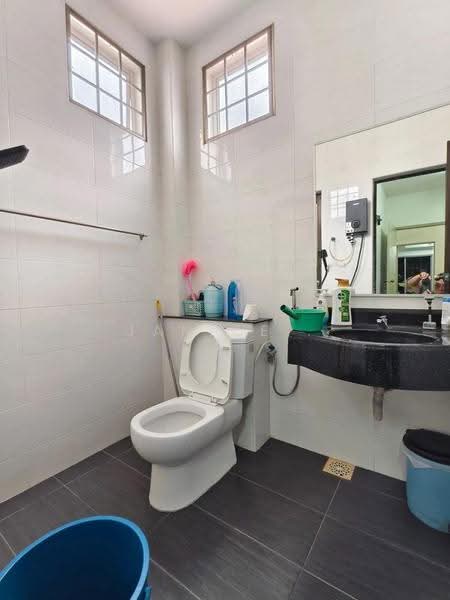 Rumah Teres 2-Tingkat untuk Dijual di Taman Ungku Tun Aminah (Skudai) - Janice . - Bathroom - PropertyGuru.com.my