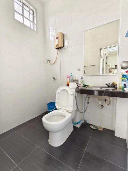 Rumah Teres 2-Tingkat untuk Dijual di Taman Ungku Tun Aminah (Skudai) - Janice . - Bathroom - PropertyGuru.com.my