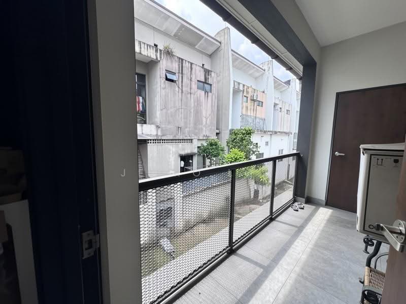 Rumah Teres 2-Tingkat untuk Dijual di Laman Glenmarie (Shah Alam) - Jerro Loh - Balcony - PropertyGuru.com.my