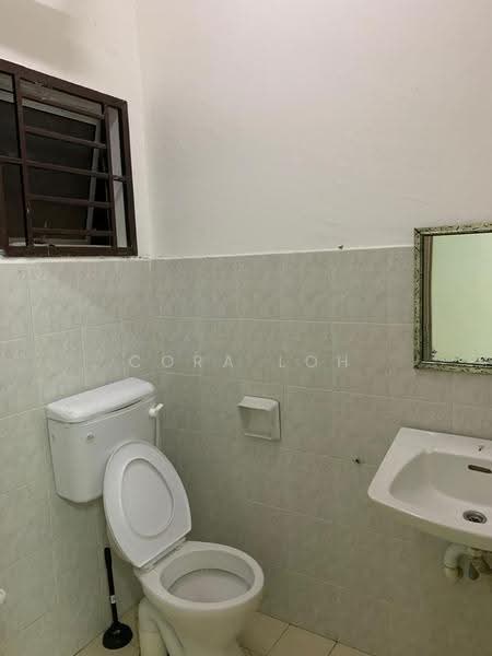 Pangsapuri untuk Dijual di Taman Desa Kempas - Cora Loh - Bathroom - PropertyGuru.com.my