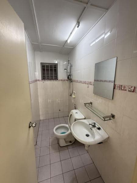 Pangsapuri untuk Dijual di Jalil Damai Apartments - John Khaw - Bathroom - PropertyGuru.com.my