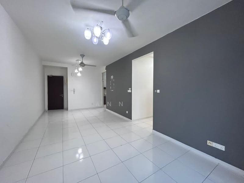 Kediaman Servis untuk Dijual di Sky Gardens Residences - Ann . - Living Room - PropertyGuru.com.my