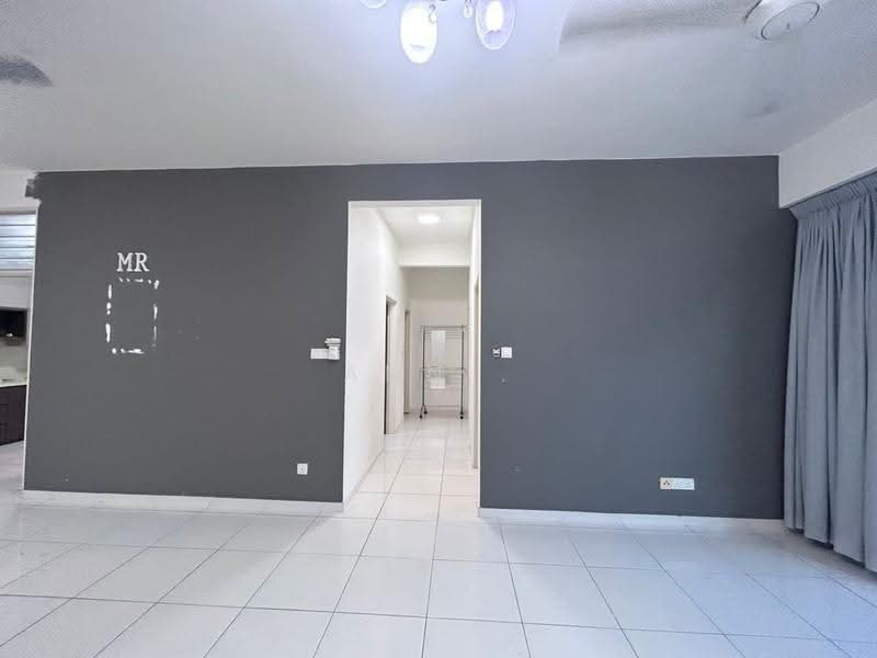 Kediaman Servis untuk Dijual di Sky Gardens Residences - Ann . - Living Room - PropertyGuru.com.my