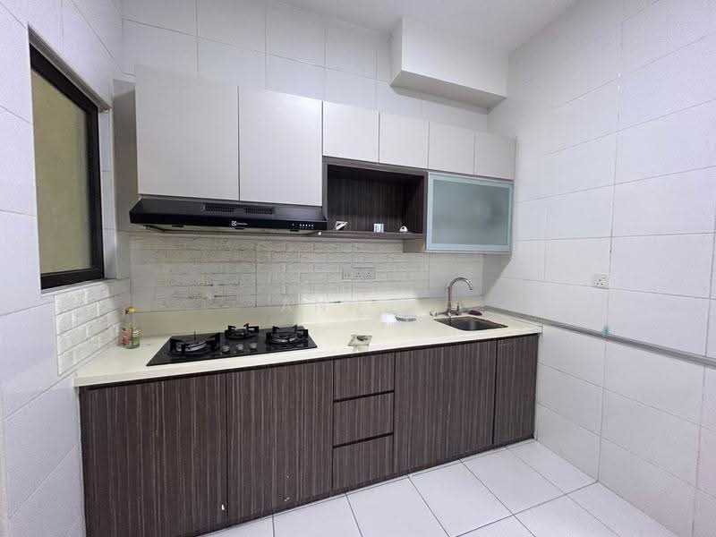 Kediaman Servis untuk Dijual di Sky Gardens Residences - Ann . - Kitchen - PropertyGuru.com.my