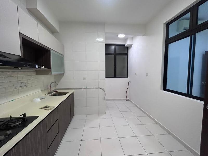 Kediaman Servis untuk Dijual di Sky Gardens Residences - Ann . - Kitchen - PropertyGuru.com.my
