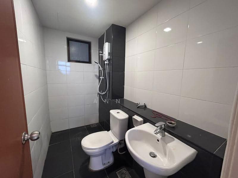Kediaman Servis untuk Dijual di Sky Gardens Residences - Ann . - Bathroom - PropertyGuru.com.my