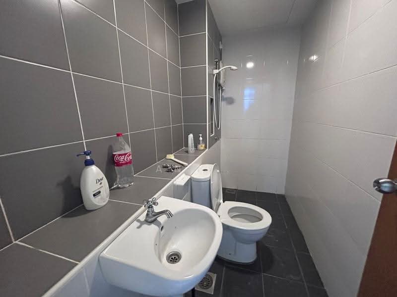 Kediaman Servis untuk Dijual di Sky Gardens Residences - Ann . - Bathroom - PropertyGuru.com.my