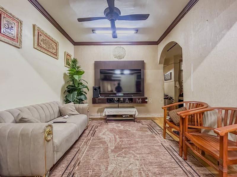 Rumah Teres 2-Tingkat untuk Dijual di Seksyen 7 (Shah Alam) - Izzat Zamros - Living Room - PropertyGuru.com.my
