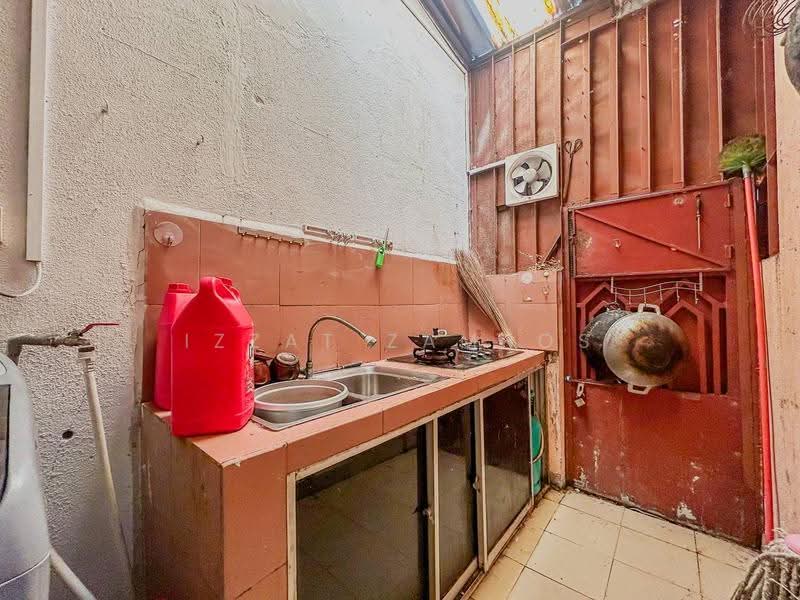 Rumah Teres 2-Tingkat untuk Dijual di Seksyen 7 (Shah Alam) - Izzat Zamros - Kitchen - PropertyGuru.com.my