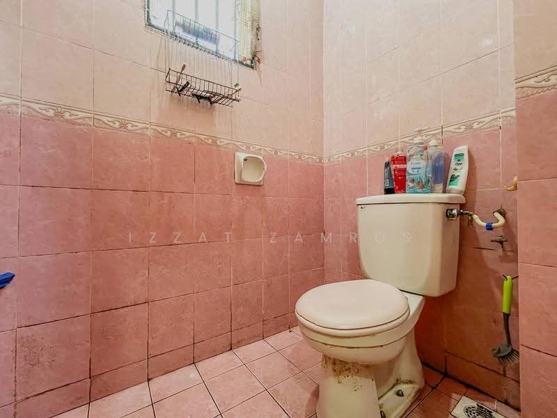 Rumah Teres 2-Tingkat untuk Dijual di Seksyen 7 (Shah Alam) - Izzat Zamros - Bathroom - PropertyGuru.com.my