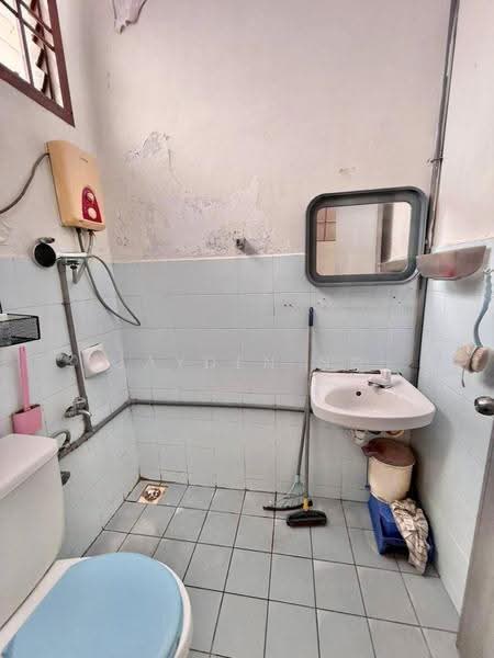 1.5-storey Terraced House for Sale in Taman Pelangi Indah (Ulu Tiram) - Jayden Ng - Bathroom - PropertyGuru.com.my