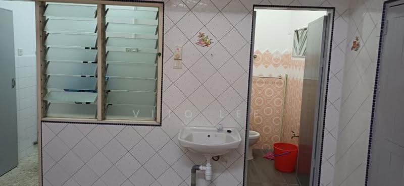 Rumah Teres 2-Tingkat untuk Disewa di Taman Cheng Perdana (Cheng) - Vito Lee - Bathroom - PropertyGuru.com.my