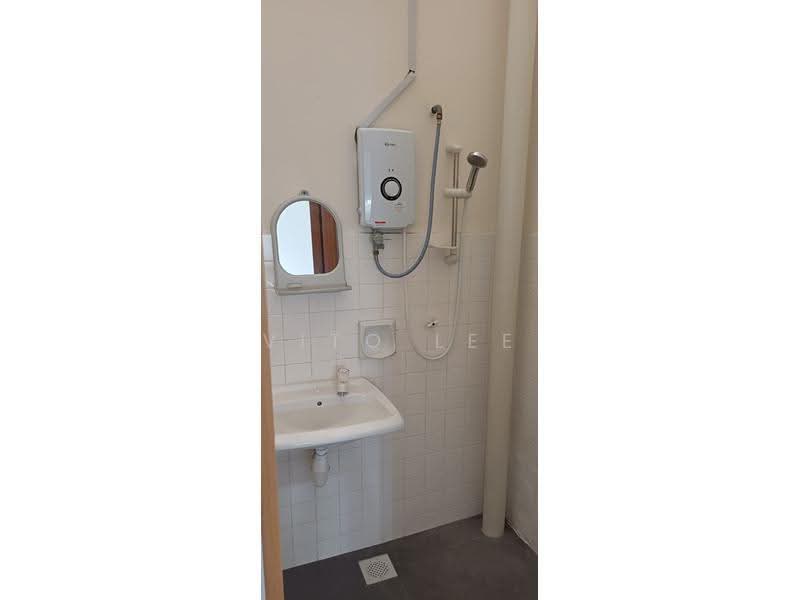 Rumah Teres 2-Tingkat untuk Disewa di Taman Cheng Perdana (Cheng) - Vito Lee - Bathroom - PropertyGuru.com.my