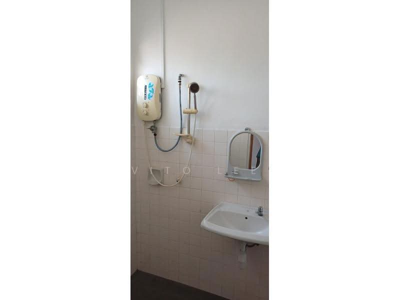 Rumah Teres 2-Tingkat untuk Disewa di Taman Cheng Perdana (Cheng) - Vito Lee - Bathroom - PropertyGuru.com.my