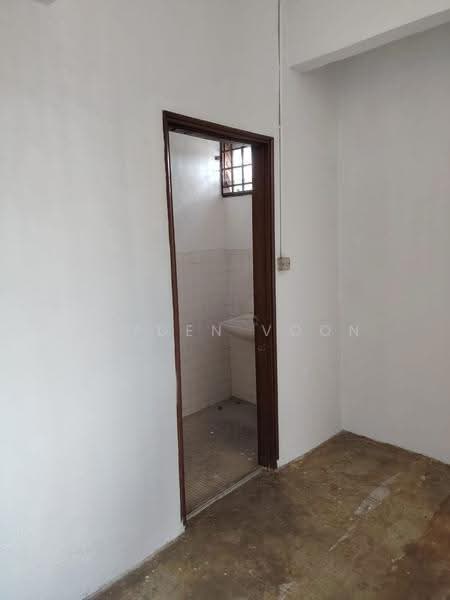 Kilang Teres untuk Disewa di Taman Johor Jaya (Johor Bahru) - Kayden Voon - Bathroom - PropertyGuru.com.my