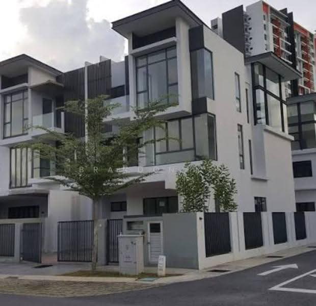 3-storey Terraced House for Sale in Kajang (Selangor) - Brandon Lee - Exterior - PropertyGuru.com.my