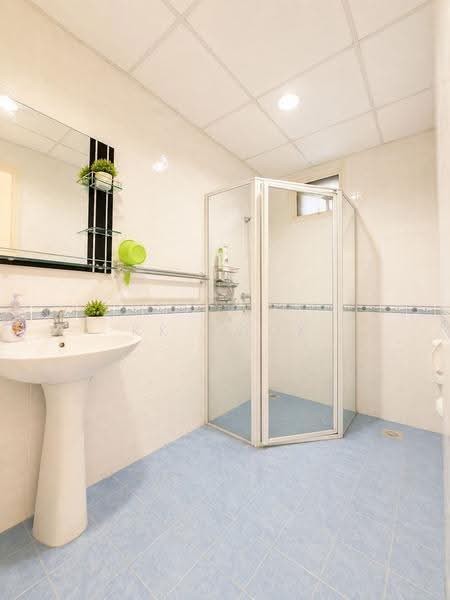 Kondominium untuk Dijual di Putra Marine Resort - KK Kwok - Bathroom - PropertyGuru.com.my