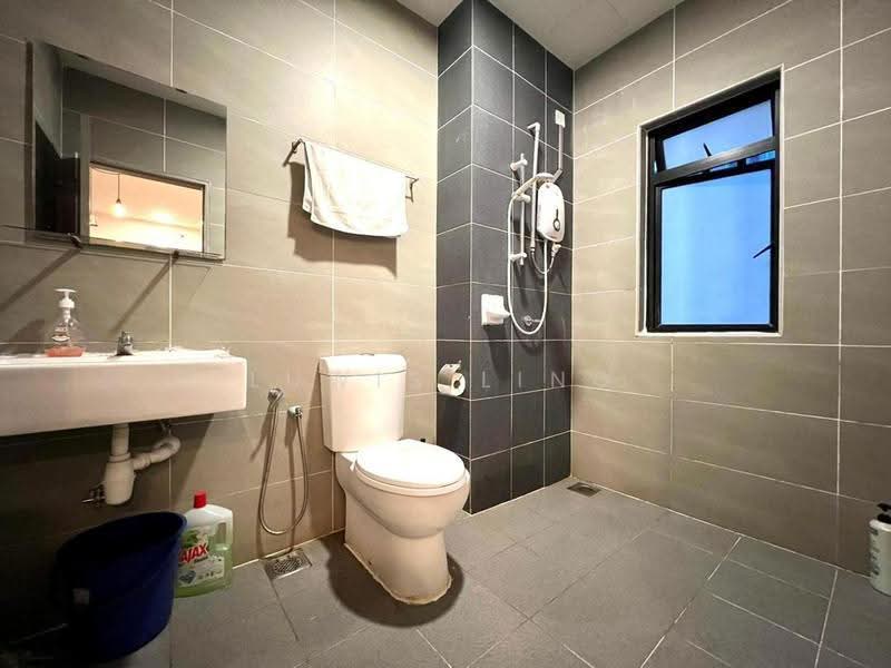 Kediaman Servis untuk Dijual di HYVE - Luwis Ling - Bathroom - PropertyGuru.com.my