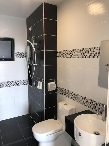 Kediaman Servis untuk Disewa di Sky View - KK Low - Bathroom - PropertyGuru.com.my