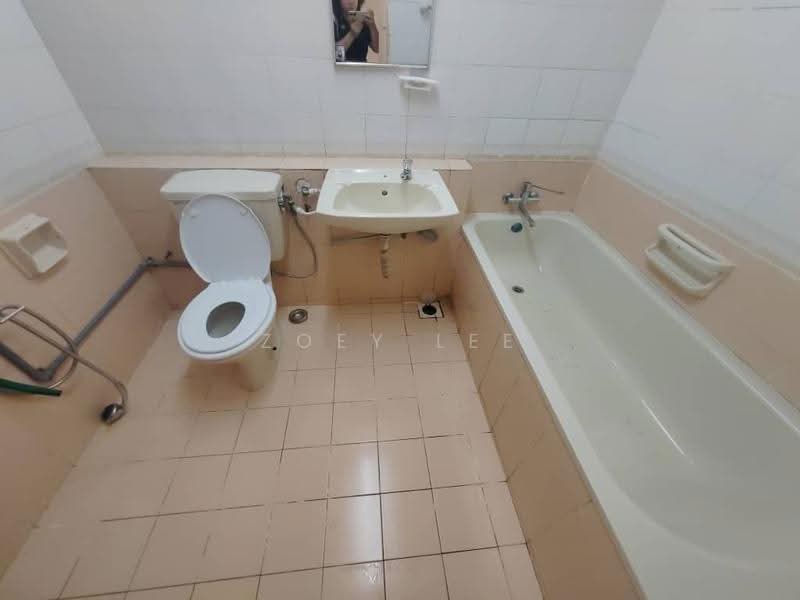 Pangsapuri untuk Dijual di Larkin Utama (Menara Metro Larkin) - Zoey Lee - Bathroom - PropertyGuru.com.my