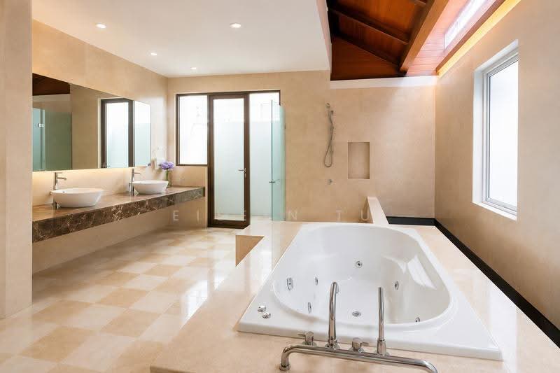 Rumah Berkembar untuk Disewa di Duta Tropika (Batu) - Eileen Tu - Bathroom - PropertyGuru.com.my