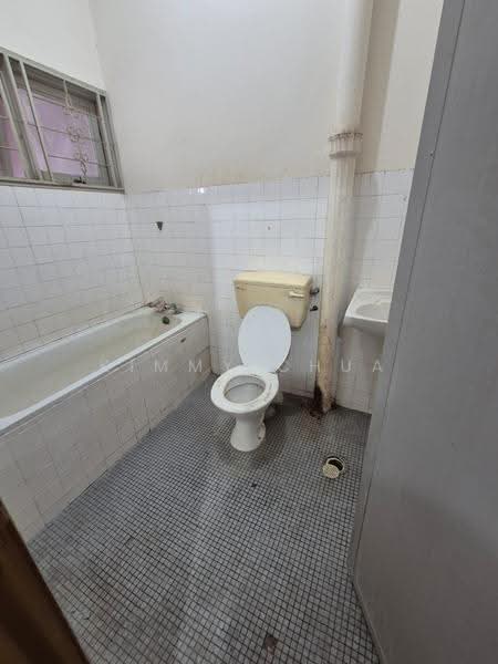 2-storey Terraced House for Sale in Taman Daya (Kepong) - Kimmy Chua - Bathroom - PropertyGuru.com.my