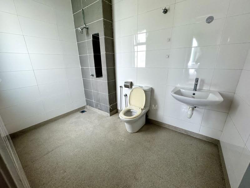Semi-Detached House for Sale in Bandar Bukit Raja (Klang) - Ishak Ramli - Bathroom - PropertyGuru.com.my