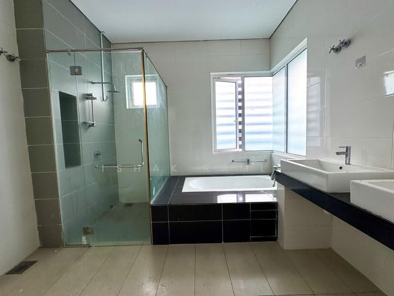 Semi-Detached House for Sale in Bandar Bukit Raja (Klang) - Ishak Ramli - Bathroom - PropertyGuru.com.my