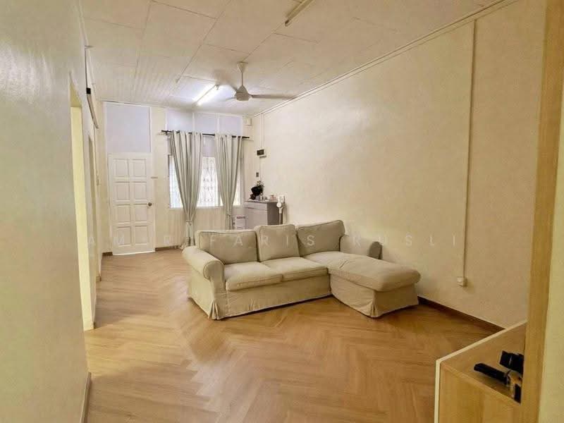 Rumah Teres 1-Tingkat untuk Dijual di Taman Ungku Tun Aminah (Skudai) - Amir Faris Rusli - Living Room - PropertyGuru.com.my
