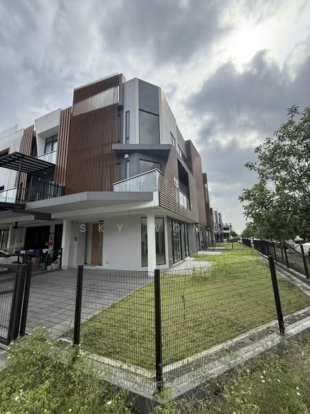 Rumah Teres 3-Tingkat untuk Dijual di Taman Puchong Legenda (Puchong) - Sky Wong - Exterior - PropertyGuru.com.my