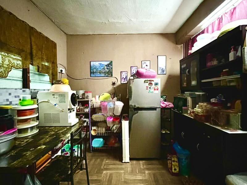 Rumah Teres untuk Dijual di Taman Rinting (Masai) - Karen Heng - Kitchen - PropertyGuru.com.my