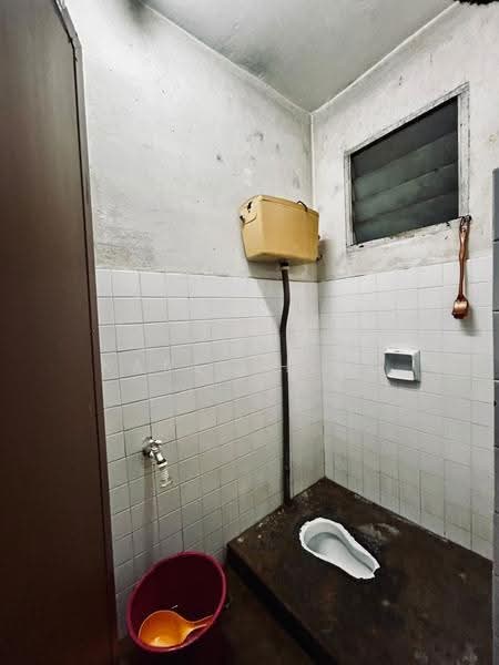 Rumah Teres untuk Dijual di Taman Rinting (Masai) - Karen Heng - Bathroom - PropertyGuru.com.my