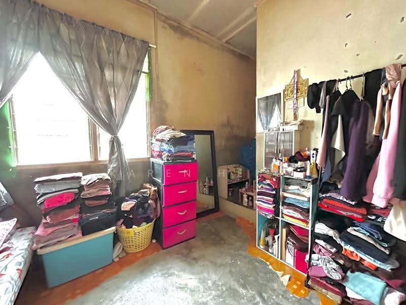 Rumah Teres untuk Dijual di Taman Rinting (Masai) - Karen Heng - Bedroom - PropertyGuru.com.my