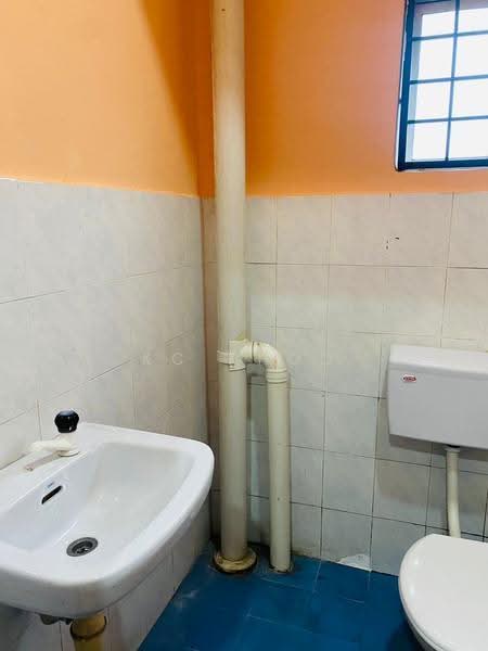 Pangsapuri untuk Dijual di Pangsapuri Perdana Villa - KC Khoo - Bathroom - PropertyGuru.com.my