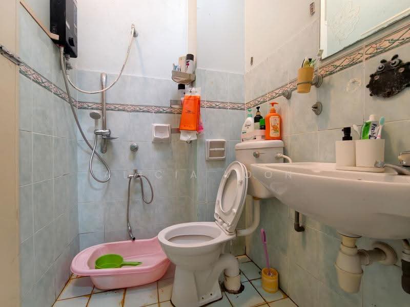 2.5-storey Terraced House for Sale in Taman Gaya (Ulu Tiram) - Alicia Voon - Bathroom - PropertyGuru.com.my
