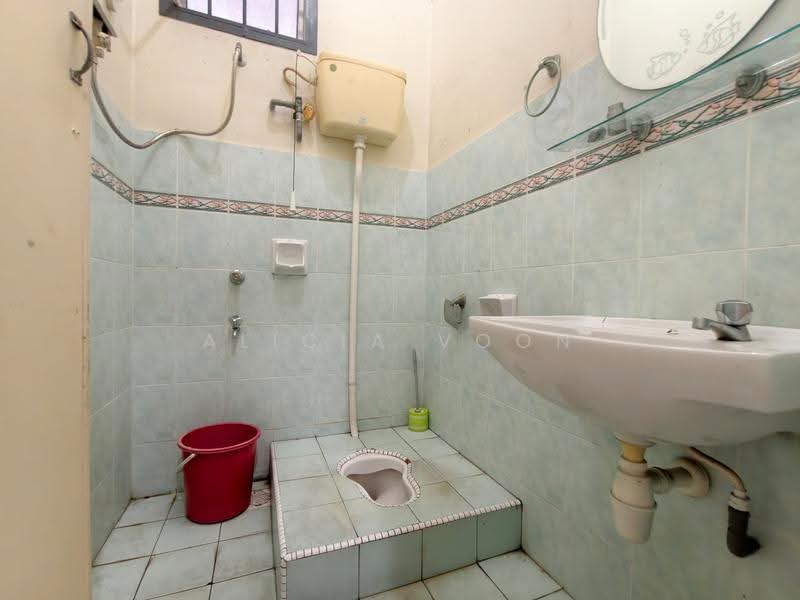 2.5-storey Terraced House for Sale in Taman Gaya (Ulu Tiram) - Alicia Voon - Bathroom - PropertyGuru.com.my