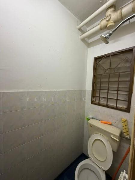 Pangsapuri untuk Dijual di Putra Permai Block C - Kent Chong - Bathroom - PropertyGuru.com.my