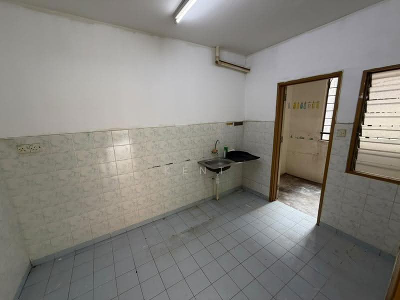 Pangsapuri untuk Dijual di Putra Permai Block C - Kent Chong - Kitchen - PropertyGuru.com.my