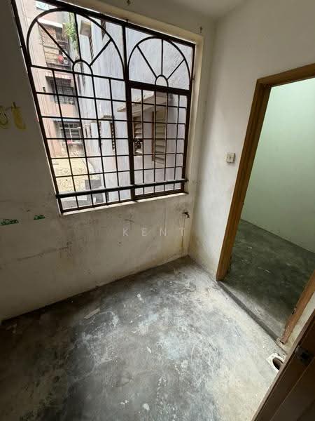 Pangsapuri untuk Dijual di Putra Permai Block C - Kent Chong - Interior - PropertyGuru.com.my
