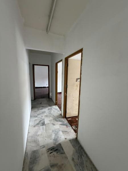 Pangsapuri untuk Dijual di Putra Permai Block C - Kent Chong - Corridor - PropertyGuru.com.my