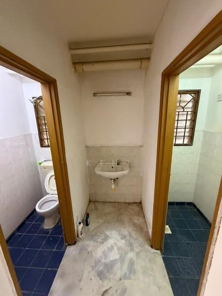Pangsapuri untuk Dijual di Putra Permai Block C - Kent Chong - Bathroom - PropertyGuru.com.my
