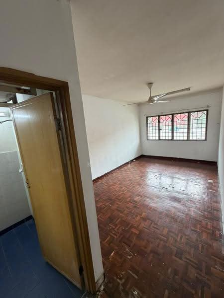 Pangsapuri untuk Dijual di Putra Permai Block C - Kent Chong - Interior - PropertyGuru.com.my