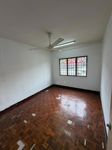 Pangsapuri untuk Dijual di Putra Permai Block C - Kent Chong - Interior - PropertyGuru.com.my