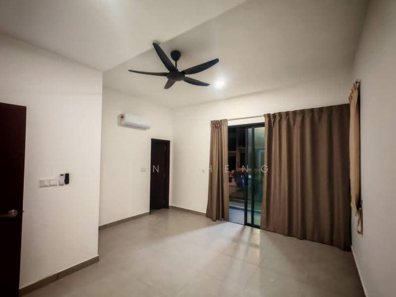 3-storey Terraced House for Rent in Batu 9 (Cheras) - Han Cheng - First floor master room - PropertyGuru.com.my
