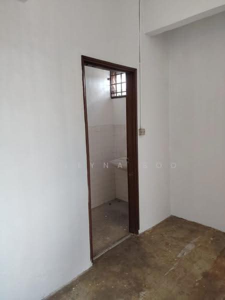 Kilang Teres untuk Disewa di Taman Johor Jaya (Johor Bahru) - Elleyna Soo - Bathroom - PropertyGuru.com.my