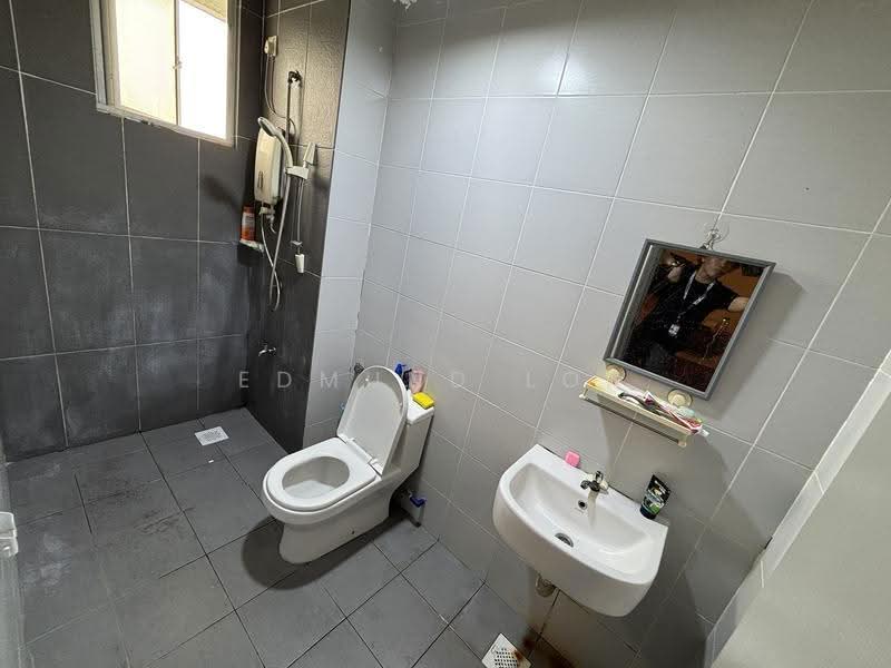 Kediaman Servis untuk Dijual di Pandan Residence 2 - Edmund Loh - Bathroom - PropertyGuru.com.my