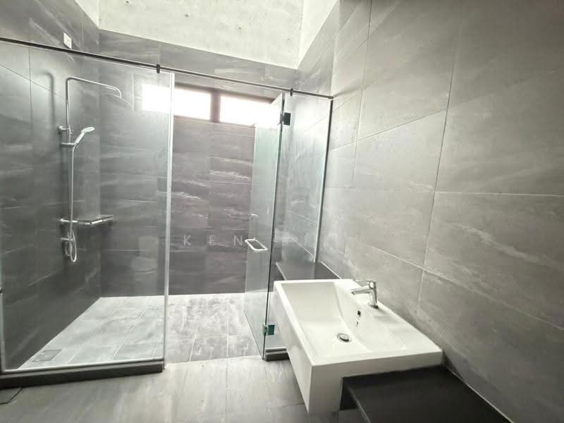 Rumah Kluster untuk Disewa di Taman Tropika (Kulai) - Ken Liew - Bathroom - PropertyGuru.com.my