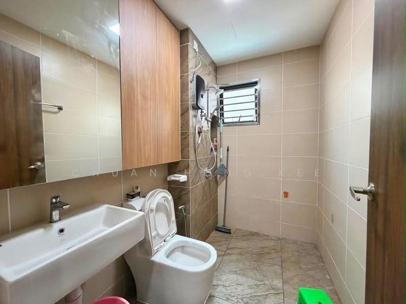 Kediaman Servis untuk Dijual di Veranda Residence - Chuan Hong Kee - Bathroom - PropertyGuru.com.my